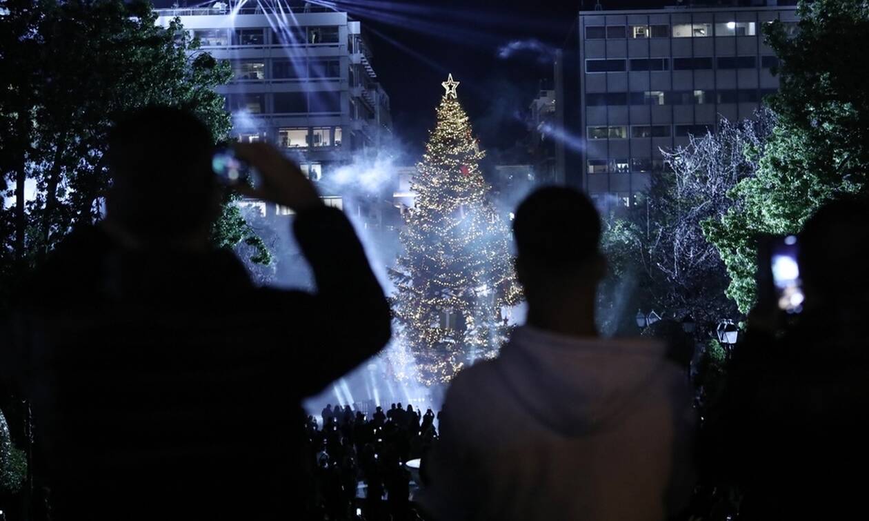 Χριστούγεννα: Άναψε το χριστουγεννιάτικο δέντρο στο Σύνταγμα