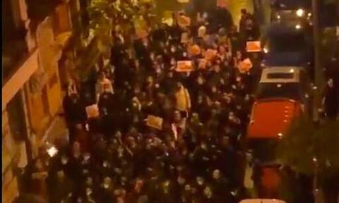 Τουρκία: Στους δρόμους οργισμένοι πολίτες μετά την πτώση της λίρας – Ζητούν την παραίτηση Ερντογάν