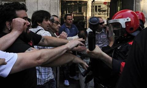 Ισπανία: Συγκρούσεις μεταξύ αστυνομικών και μεταλλουργών απεργών στο Κάδιξ