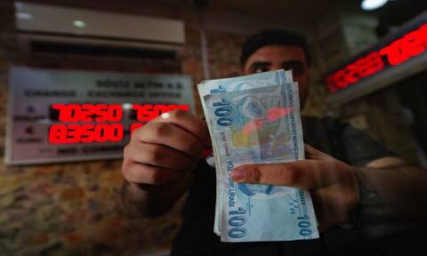 Συνεχίζονται οι πιέσεις στην τουρκική λίρα - Τα σενάρια για την τουρκική οικονομία