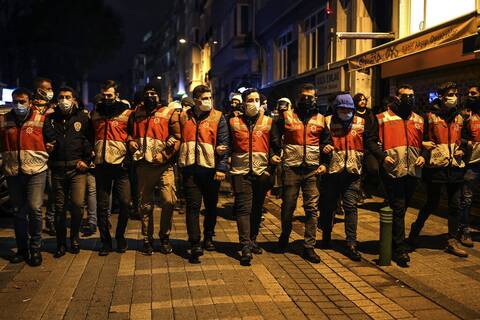 Τουρκία: Στους δρόμους για δεύτερο 24ωρο αγανακτισμένοι από την κρίση - Στα πρόθυρα κραχ η οικονομία