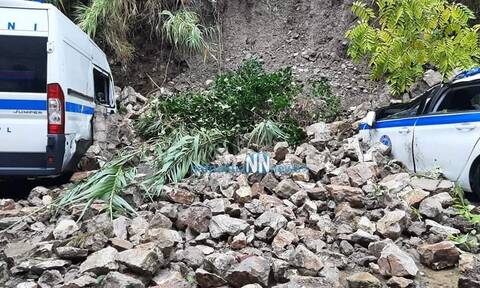 Ναύπακτος: Κατολίσθηση έξω από το αστυνομικό τμήμα – Οι βράχοι «κατάπιαν» δύο οχήματα της ΕΛΑΣ