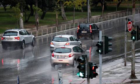 Κίνηση: Η σφοδρή βροχόπτωση έφερε χάος στους δρόμους της Αθήνας - Πού έχει διακοπεί η κυκλοφορία
