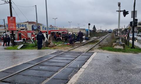 Τρίκαλα: Τρένο παρέσυρε αυτοκίνητο - Απεγκλωβισμός οδηγού έπειτα από υπεράνθρωπες προσπάθειες (vid)