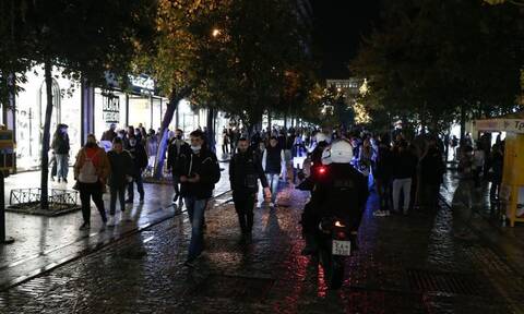 Black Friday: Αγορές ως αργά το βράδυ στην Αθήνα - Ουρές λόγω κακοκαιρίας και ελέγχων