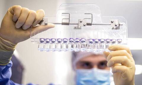 Κορονοϊός: Η AstraZeneca εξετάζει αν η μετάλλαξη «Όμικρον» είναι ανθεκτική στο εμβόλιό της