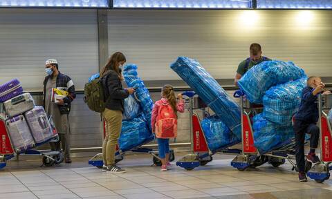 Μετάλλαξη «Όμικρον» - Νότια Αφρική: Ταξιδιώτες αναζητούν μια θέση σε αεροπλάνο για να φύγουν