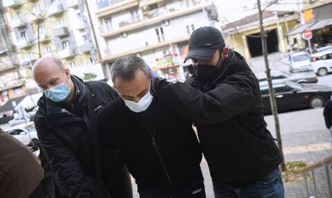 Θεσσαλονίκη: Αυτός είναι ο 49χρονος που σκότωσε τη σύζυγό του - Με σκυμμένο κεφάλι στον εισαγγελέα