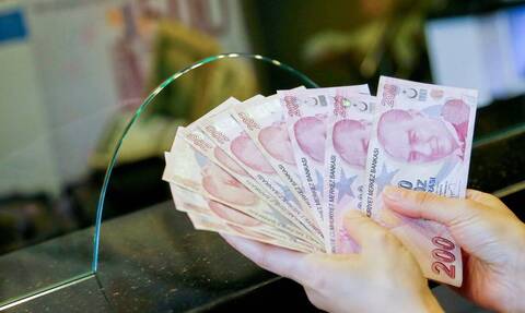 Τουρκία: Σε ελεύθερη πτώση η λίρα - Νέες απώλειες έναντι του δολαρίου και του ευρώ