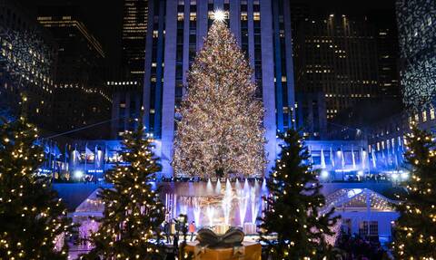 Με 50.000 λαμπάκια το εντυπωσιακό χριστουγεννιάτικο δέντρο στο Rockefeller Center της Νέας Υόρκης