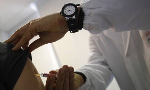 Μετάλλαξη «Όμικρον»: Γιατρός τριπλά εμβολιασμένος από τα πρώτα κρούσματα – «Κόλλησα στο Λονδίνο»