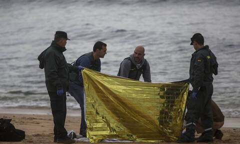 Ισπανία: Ένα νεκρό βρέφος εντοπίστηκε μεταξύ μιας ομάδας σχεδόν 300 μεταναστών που διασώθηκαν