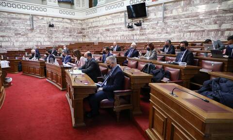 Εξεταστική για τα ΜΜΕ: Στα «χαρακώματα» Νέα Δημοκρατία και ΣΥΡΙΖΑ - Αλληλοκατηγορίες σε ανακοινώσεις