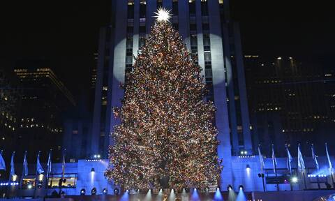 Αυτό είναι το δέντρο του Rockefeller Center με 50.000 λαμπάκια και αστέρι 400 κιλών!