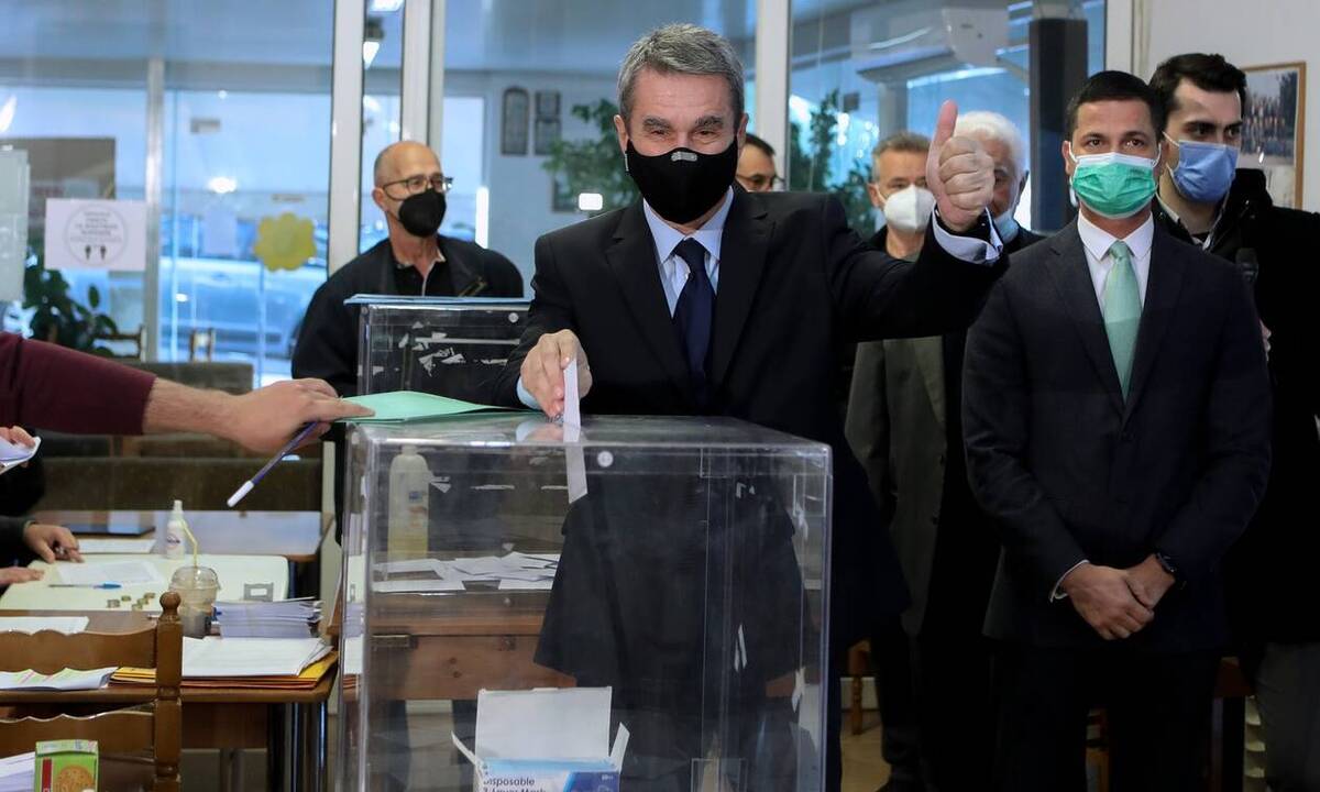 Εκλογές ΚΙΝΑΛ: Ψήφισε ο Ανδρέας Λοβέρδος - «Ήρθε η ώρα να πάει μπροστά το ΠΑΣΟΚ»
