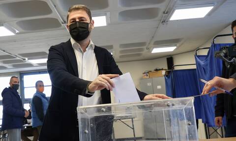 Εκλογές ΚΙΝΑΛ: Ψήφισε ο Νίκος Ανδρουλάκης - «Καθαρή εντολή για ανανέωση και πολιτική αυτονομία»