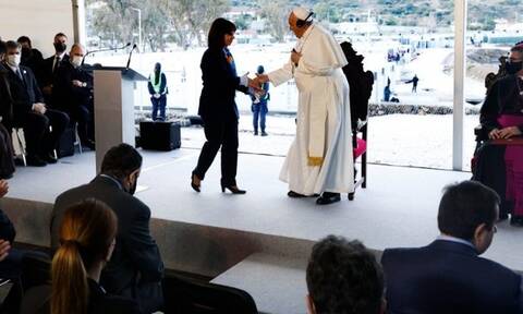 Πάπας Φραγκίσκος: Στον προσφυγικό καταυλισμό της Μυτιλήνης - Θερμή υποδοχή της Σακελλαροπούλου