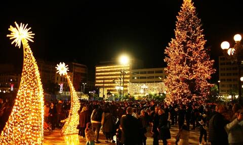 Πειραιάς: Ο δήμαρχος Γιάννης Μώραλης φωταγώγησε το χριστουγεννιάτικο δέντρο (photos)