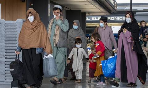 Aφγανοί εγκαταλείπουν τη χώρα με τη βοήθεια της Δύσης
