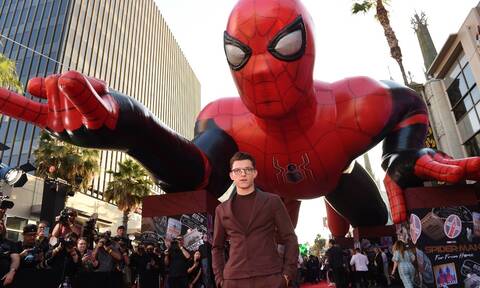 O Τομ Χόλαντ πετάει τη στολή του Spider-Man για να φορέσει παπούτσια χορού