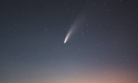 Ο φωτεινός κομήτης Λέοναρντ πλησιάζει τη Γη