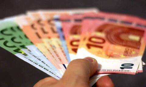 «Βρέχει» λεφτά από ΟΑΕΔ -ΟΠΕΚΑ: Πότε πληρώνονται τα επιδόματα στους δικαιούχους
