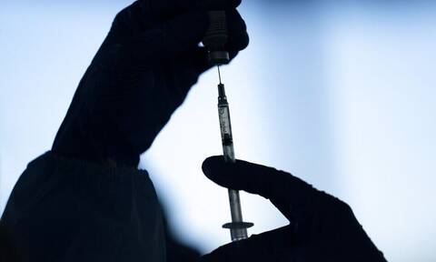 Μετάλλαξη «Όμικρον»: Η 3η δόση του εμβολίου των Pfizer/BioNTech αδρανοποιεί την παραλλαγή