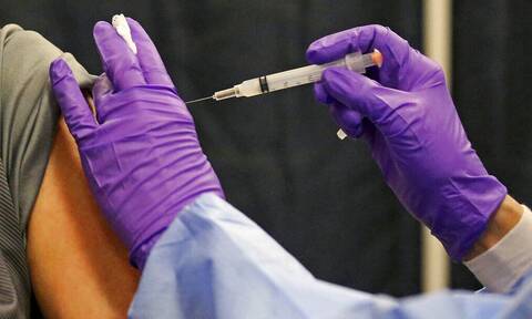 Μπουρλά: Η μετάλλαξη Όμικρον μπορεί να φέρει πιο σύντομα την τέταρτη δόση του εμβολίου