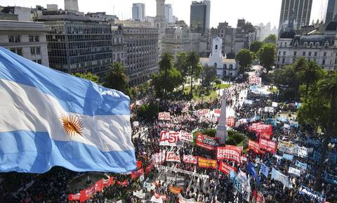 Αργεντινή: Δεκάδες χιλιάδες στον δρόμο εναντίον της νέας συμφωνίας με το ΔΝΤ
