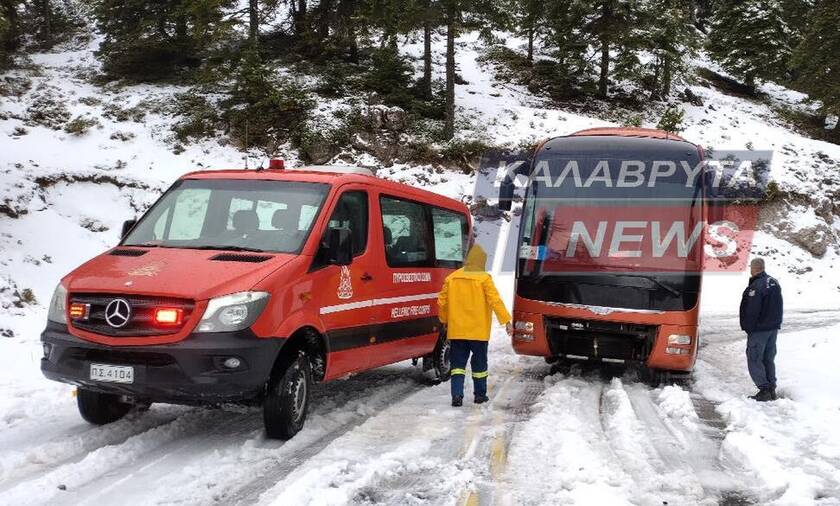 Καλάβρυτα: Ακινητοποιήθηκε στα χιόνια τουριστικό λεωφορείο