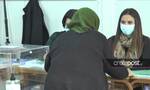 Εκλογές ΚΙΝΑΛ – Κρήτη: Μια 88χρονη με πράσινο τσεμπέρι στην κάλπη