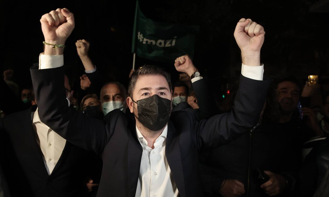 Νίκος Ανδρουλάκης: Γιόρτασε τη νίκη στο αγαπημένο του στέκι στο κέντρο της Αθήνας