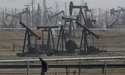 Πτώση στις τιμές του πετρελαίου - Η μετάλλαξη Όμικρον ανησυχεί τους επενδυτές