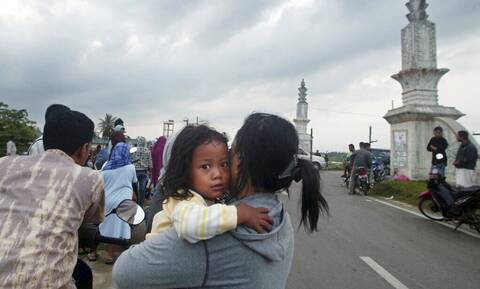 Σεισμός 7,3 Ρίχτερ στην Ινδονησία: Σε ισχύ ο συναγερμός για τσουνάμι