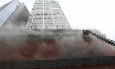 Συναγερμός στο Xονγκ Κονγκ: Πυρκαγιά στο Παγκόσμιο Κέντρο Εμπορίου - Εγκλωβισμένοι και τραυματίες