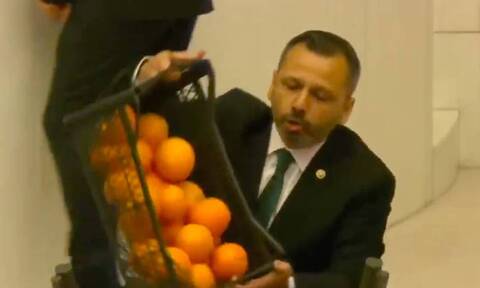 Τουρκία: Βουλευτής της αντιπολίτευσης διαμυρτυρήθηκε πετώντας ένα καφάσι με πορτοκάλια στη Βουλή
