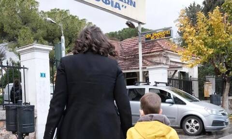 Εμβολιάστηκε ο 5,5 ετών γιος της Νίκης Κεραμέως - Το μήνυμα της υπουργού Παιδείας