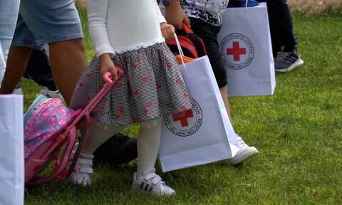 Ο Ελληνικός Ερυθρός Σταυρός προσφέρει στιγμές χαράς στους μαθητές των πυρόπληκτων περιοχών