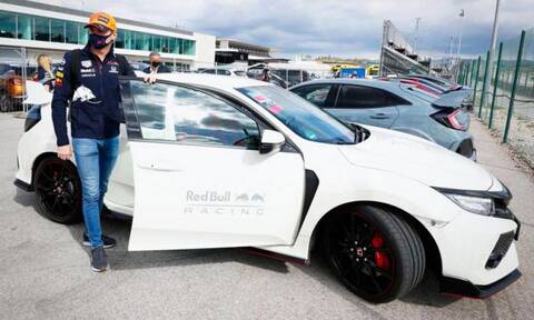 O Max Verstappen αποχωρίζεται το Honda Civic Type R του
