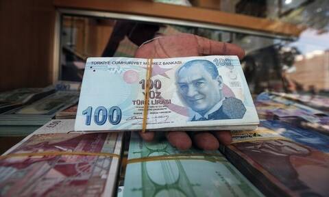 Ασταμάτητη η διολίσθηση της τουρκικής λίρας – Προβλήματα στις διεθνείς συναλλαγές