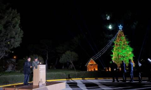 Χριστουγεννιάτικο δένδρο «φωτίζει» την πύλη του υπουργείου Εθνικής Άμυνας