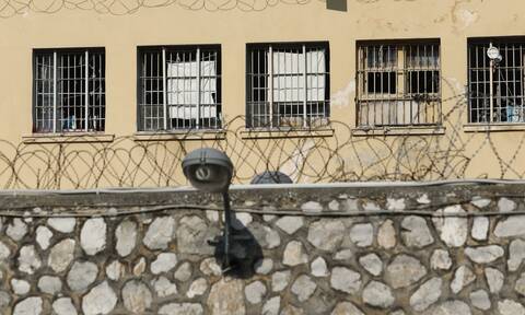Βρέθηκαν αυτοσχέδια όπλα και αλκοολούχο παρασκεύασμα στις φυλακές Κορυδαλλού (photos)