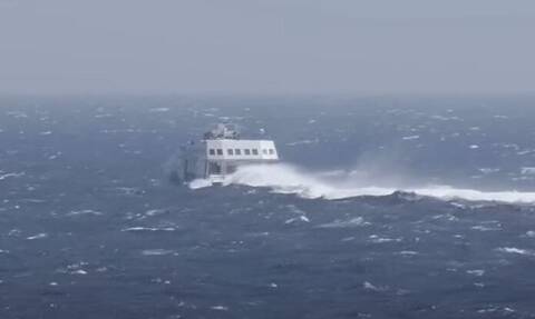 Φολέγανδρος: Το Superjet δαμάζει τα κύματα - Εντυπωσιακές εικόνες στην φουρτουνιασμένη θάλασσα