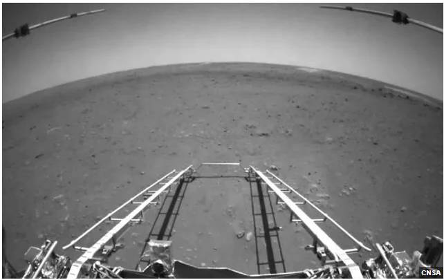 H πρώτη ασπρόμαυρη φωτογραφία που έστειλε από τον Άρη το κινεζικό ρομπότ δείχνει τον ορίζοντα της περιοχής στην οποία βρίσκεται