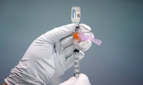 Μετάλλαξη Όμικρον: Ποια εμβόλια φαίνεται να προστατεύουν από τη βαριά νόσηση
