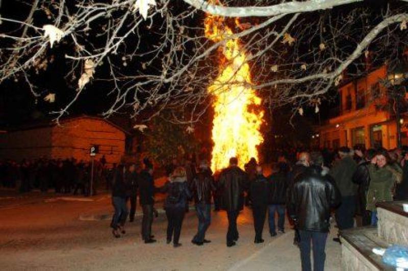 Ήθη και έθιμα των Χριστουγέννων στην Ελλάδα – Aπό το «πάντρεμα» της φωτιάς μέχρι τα ρουγκάτσια 33