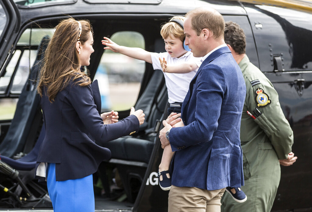 Prince-William-Kate-helicopter3.jpg