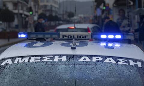 Επίθεση σε αστυνομικούς στη Πατησίων - Του έσπασαν το περιπολικό κι εξαφανίστηκαν