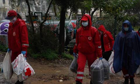 Ο Ελληνικός Ερυθρός Σταυρός στηρίζει εκ νέου τους άστεγους της Αθήνας λόγω των χαμηλών θερμοκρασιών