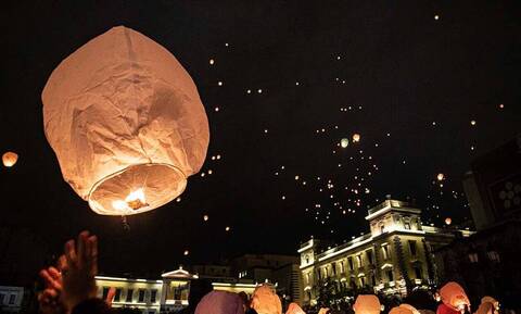 Ο Δήμος Αθηναίων ακυρώνει τη «Νύχτα των Ευχών» στην πλατεία Κοτζιά λόγω κορονοϊού